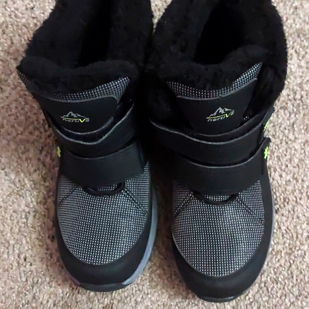 SNOW BOOTS SIZE 4 BLACK